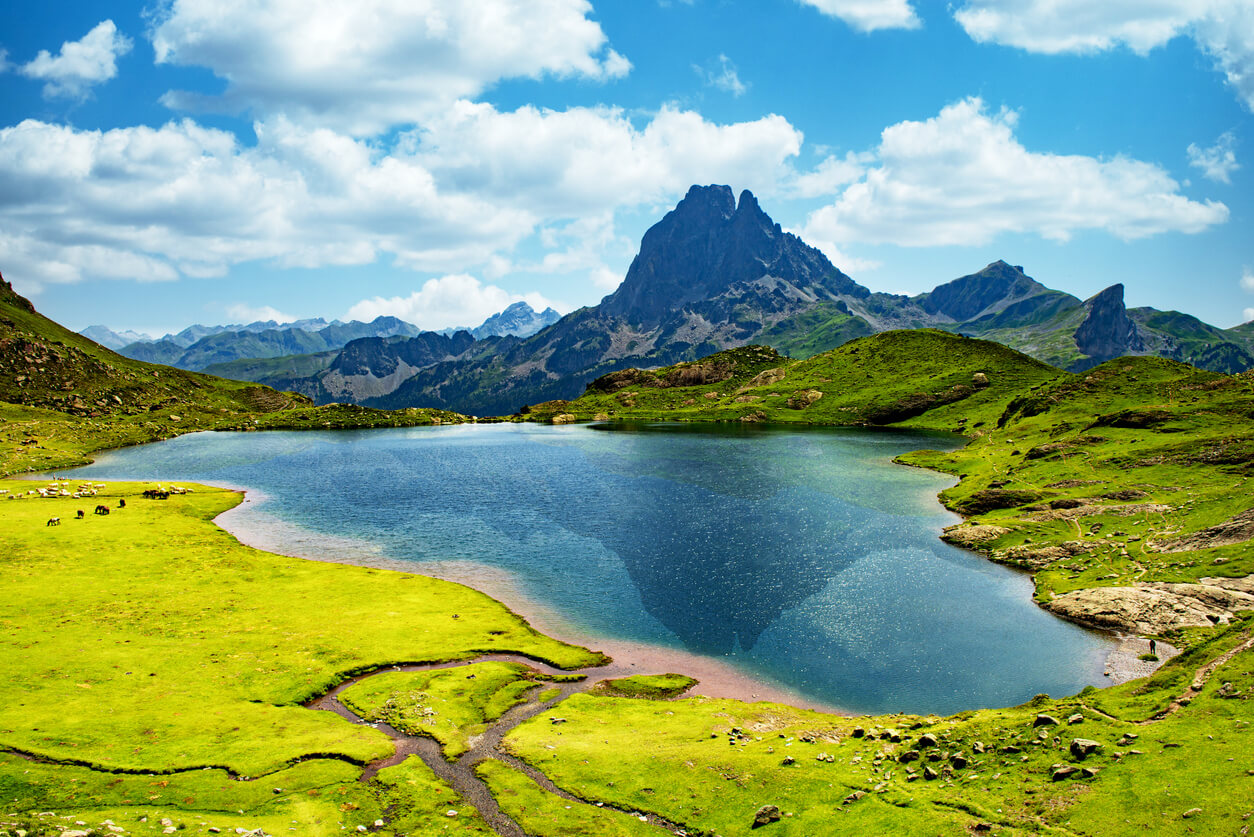 French Pyrenees: Vue sur le Pic du Midi d’Ossau dans les Pyrénées