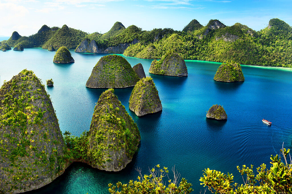 best time to travel raja ampat